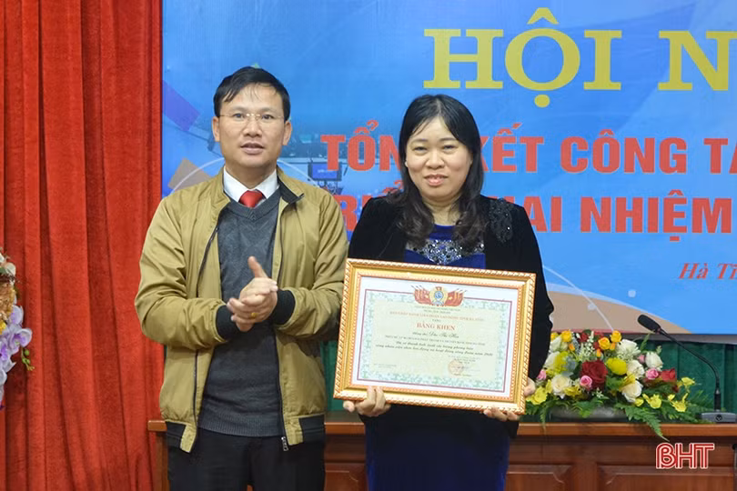 Tiếp tục phản ánh, đấu tranh ngăn chặn quan điểm sai trái, góp phần làm lành mạnh đời sống xã hội ảnh 11 Tiếp tục phản ánh, đấu tranh ngăn chặn quan điểm sai trái, góp phần làm lành mạnh đời sống xã hội