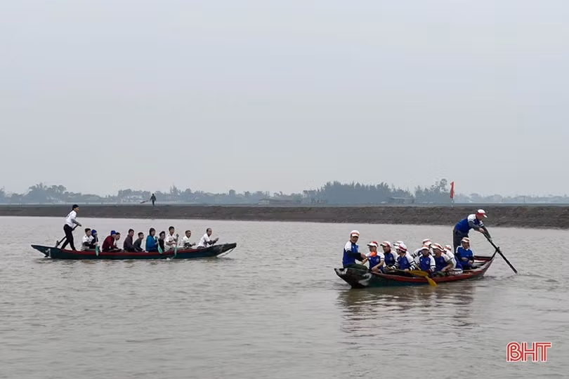 Sôi động lễ hội đua thuyền của người dân ven đô TP Hà Tĩnh