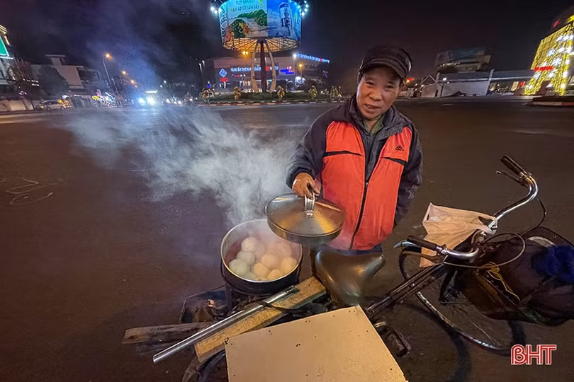 Người Hà Tĩnh co ro, đốt lửa sưởi ấm trên phố đêm giá rét 10 độ C
