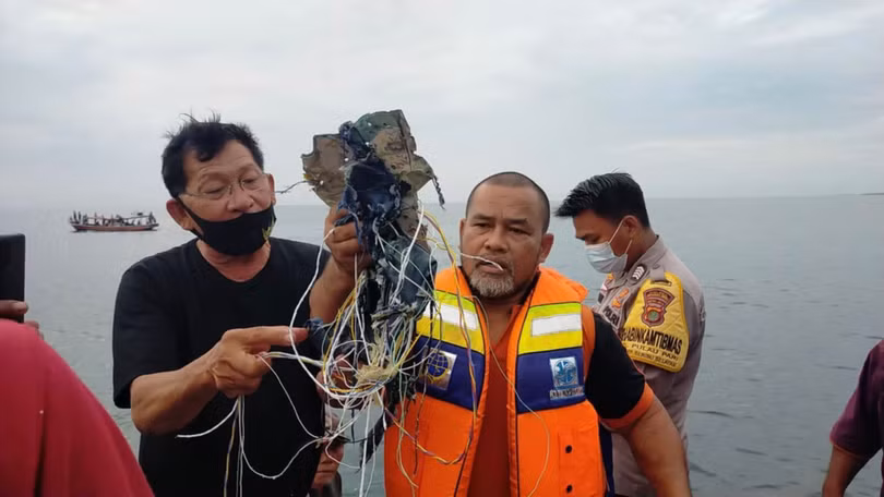 Nhiều mảnh vỡ nghi của máy bay Indonesia rơi được tìm thấy trên biển