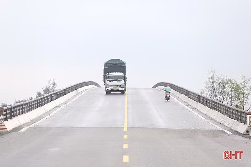 Cầu tiền tỷ thiếu ánh sáng, người đi đường gặp khó khăn!