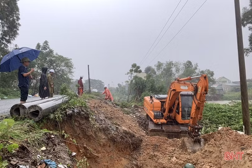 Đội mưa cấp tốc dựng mới trạm biến áp ở Nghi Xuân