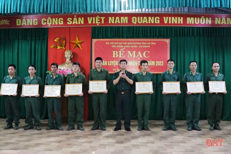 Khen thưởng quân nhân dự bị có thành tích trong huấn luyện