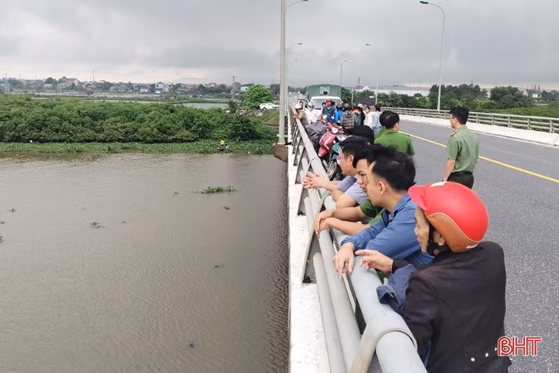 Tìm kiếm nam thanh niên nhảy cầu xuống sông Nghèn