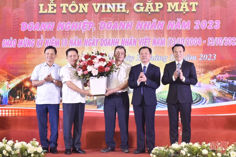 Thị xã Hồng Lĩnh tôn vinh 33 doanh nghiệp, doanh nhân tiêu biểu