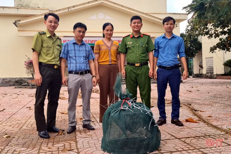 Bàn giao cá thể khỉ và trăn đất cho Vườn Quốc gia Vũ Quang
