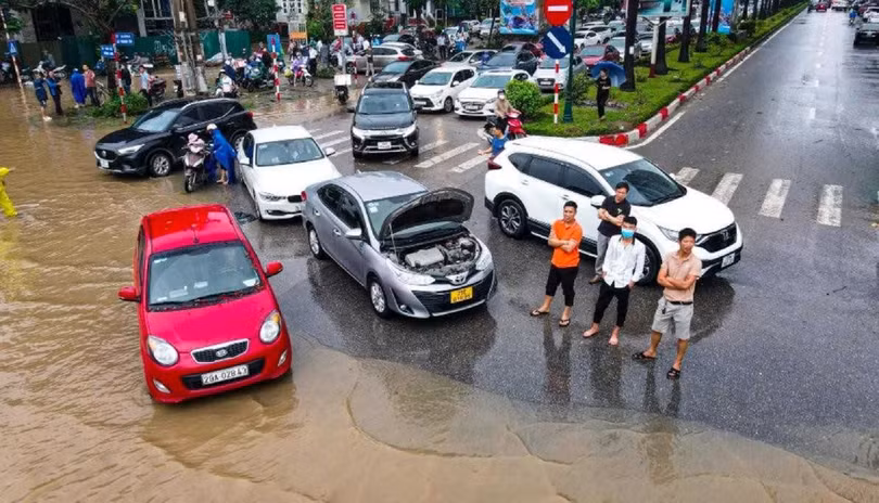 Lái xe ô tô qua đường ngập nước phải lưu ý gì?
