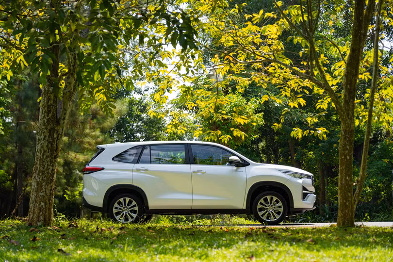 Toyota Innova Cross ra mắt, giá từ 810 triệu đồng
