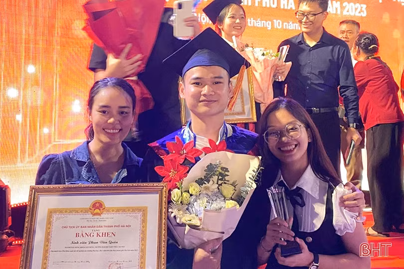 Hà Tĩnh có 3 thủ khoa tốt nghiệp đại học được vinh danh