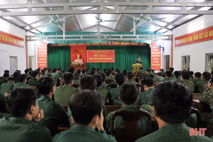 Khen thưởng quân nhân dự bị có thành tích trong huấn luyện