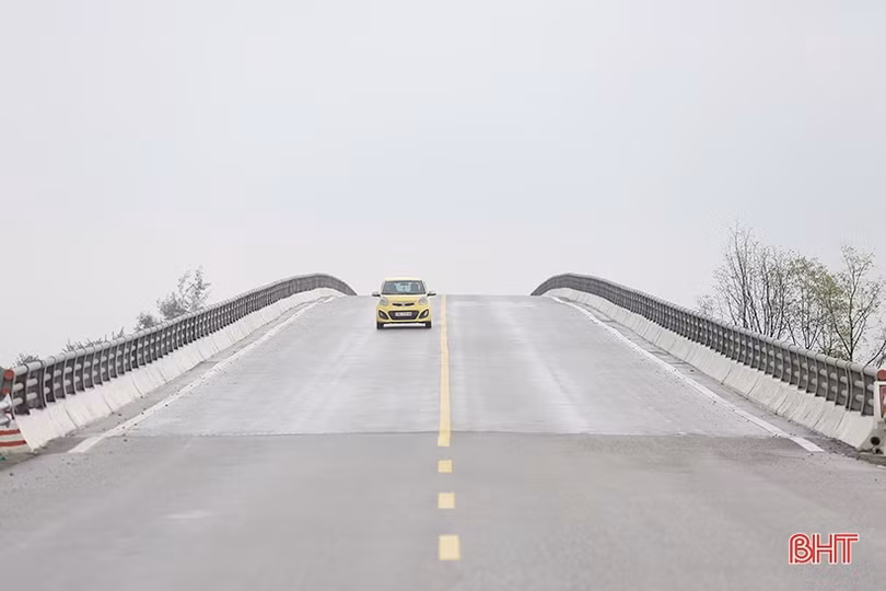 Cầu tiền tỷ thiếu ánh sáng, người đi đường gặp khó khăn!