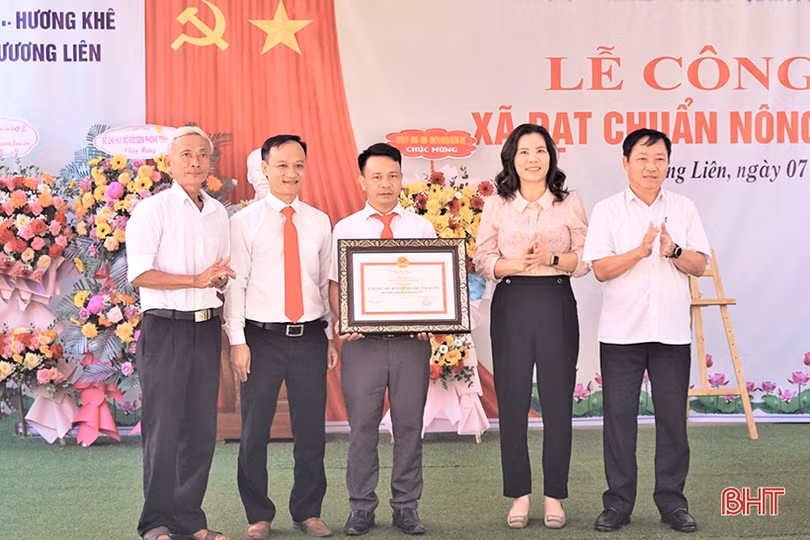 Xã biên giới Hương Lâm đón bằng công nhận đạt chuẩn nông thôn mới
