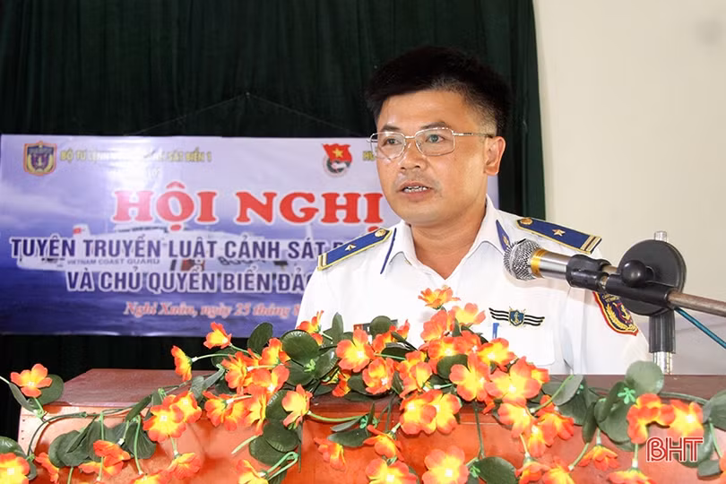 Tuyên truyền về biển, đảo và tặng quà cho ngư dân Nghi Xuân