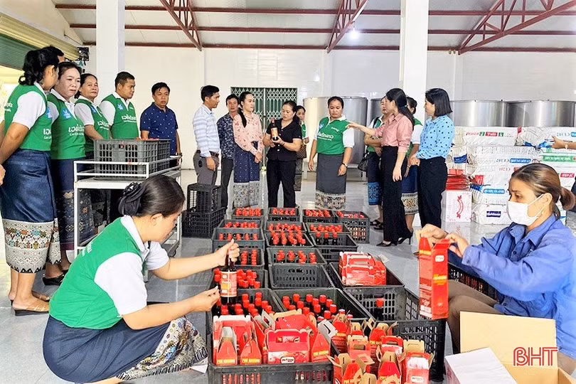Phụ nữ Hà Tĩnh góp phần tô thắm thêm tình hữu nghị Việt - Lào