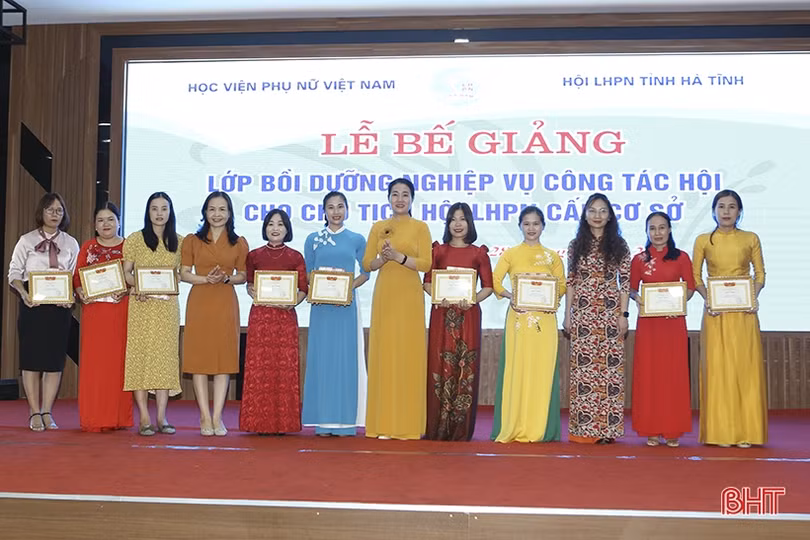 Trao chứng chỉ nghiệp vụ công tác hội cho 90 cán bộ phụ nữ cấp xã ở Hà Tĩnh