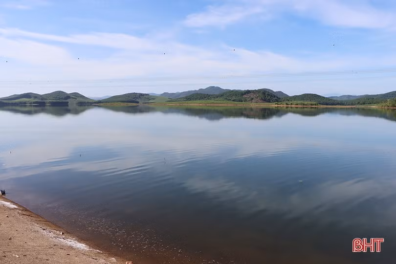 Cơ quan chức năng Hà Tĩnh vào cuộc tìm nguyên nhân cá chết ở hồ Bộc Nguyên