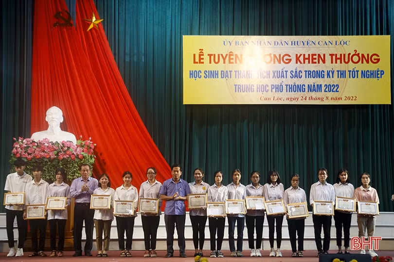 Can Lộc tuyên dương học sinh đạt thành tích xuất sắc trong Kỳ thi tốt nghiệp THPT 2022