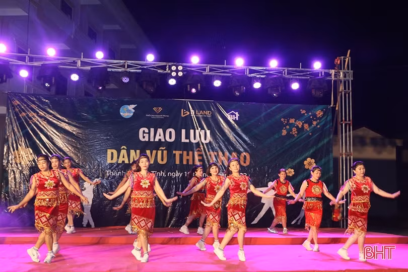 Sôi nổi đêm giao lưu dân vũ thể thao của phụ nữ thành phố Hà Tĩnh