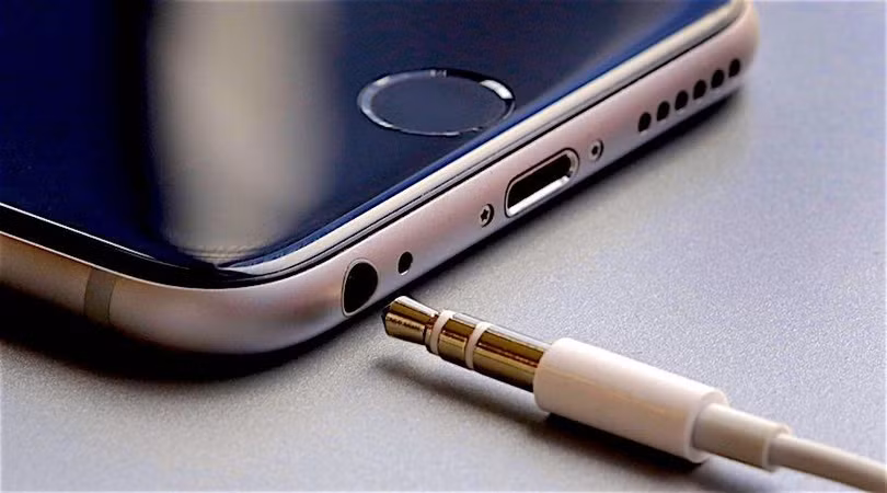 Bắt chước Apple, các hãng công nghệ cũng dần loại bỏ cổng 3,5 mm trên thiết bị của mình. Ảnh: FossBytes .