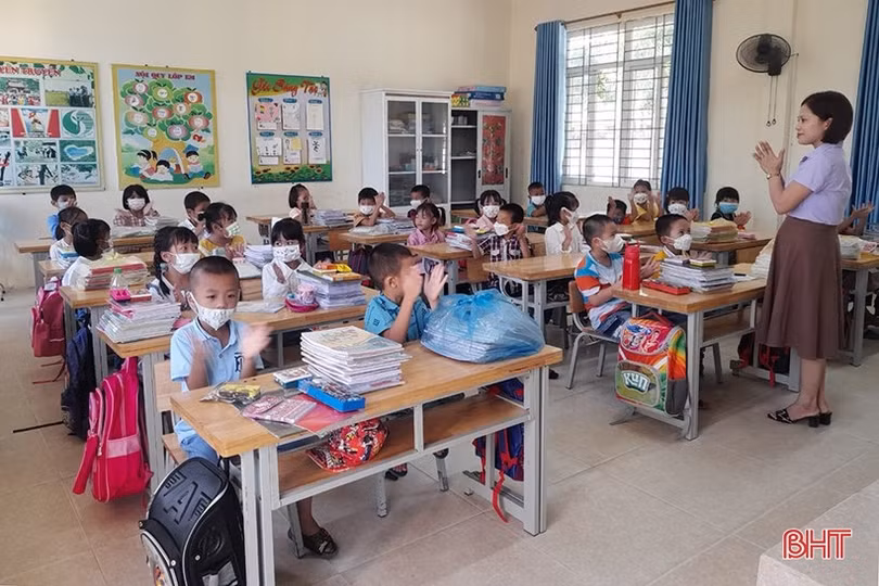 Học sinh lớp 1 ở Hà Tĩnh náo nức ngày tựu trường