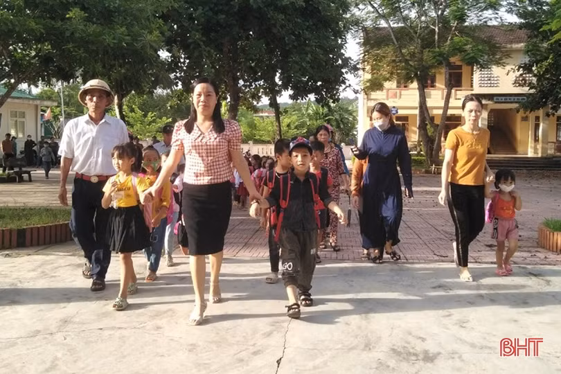 Học sinh lớp 1 ở Hà Tĩnh náo nức ngày tựu trường