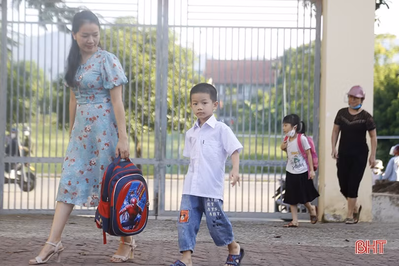 Học sinh lớp 1 ở Hà Tĩnh náo nức ngày tựu trường