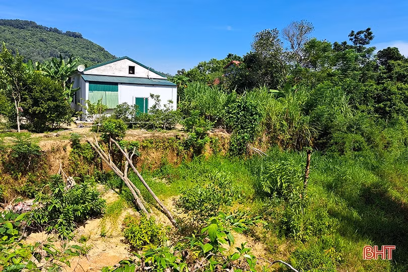 Kênh sau tràn xả lũ hồ Đồng Ván sạt lở nghiêm trọng, “uy hiếp” nhiều nhà dân!