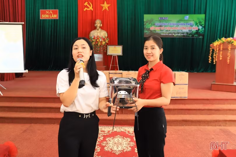 Tặng 5.880 bếp tiết kiệm năng lượng cho phụ nữ Hương Sơn