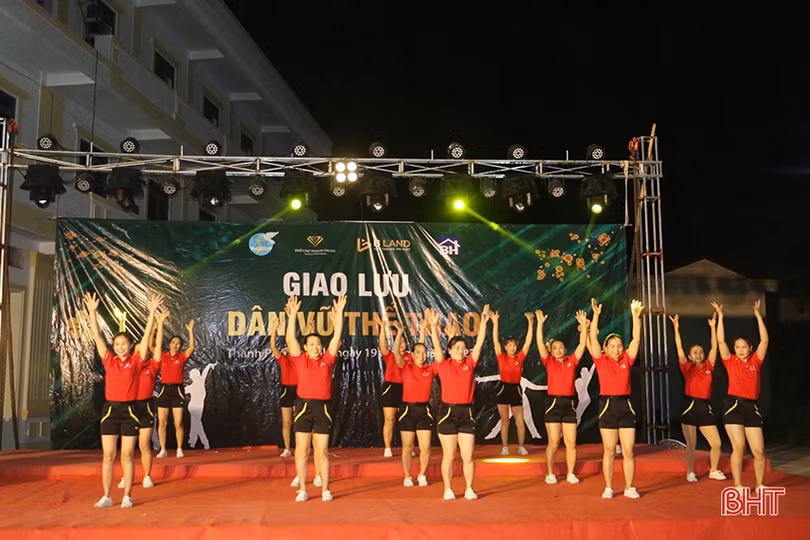 Sôi nổi đêm giao lưu dân vũ thể thao của phụ nữ thành phố Hà Tĩnh