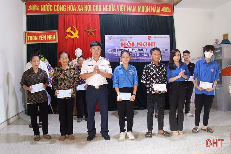Tuyên truyền về biển, đảo và tặng quà cho ngư dân Nghi Xuân