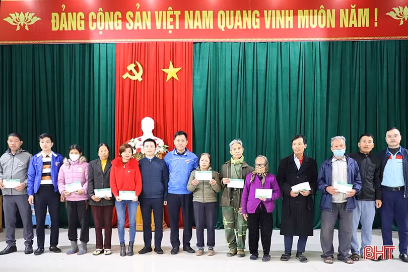 Sở Tài chính và các ngân hàng tặng quà tết cho hoàn cảnh khó khăn