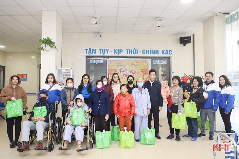 Nhiều phần quà tết đến với người nghèo, gia đình chính sách Hà Tĩnh