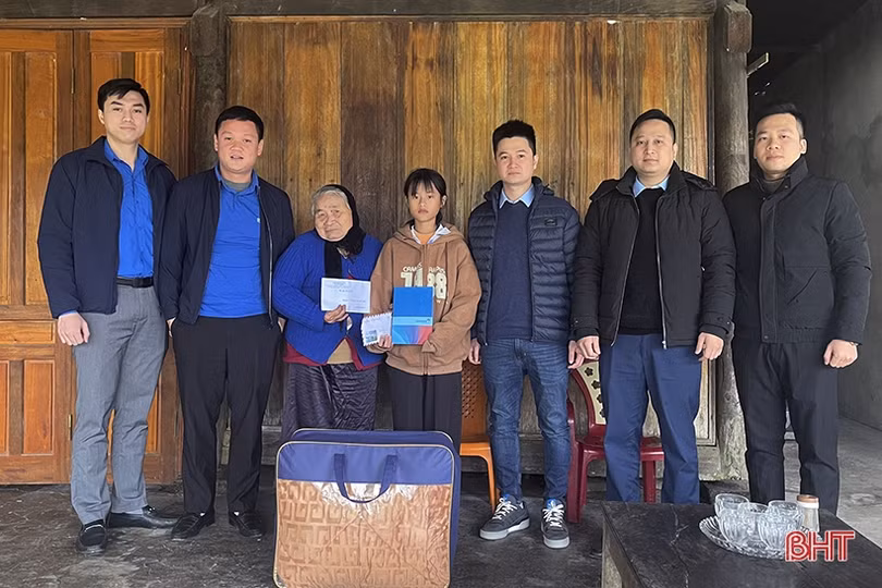 Sở Tài chính và các ngân hàng tặng quà tết cho hoàn cảnh khó khăn