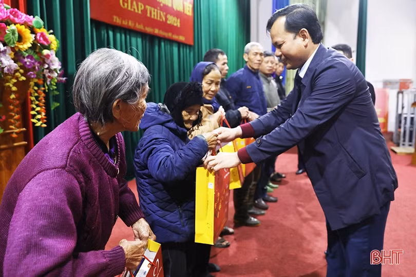 Quỹ Thiện Tâm Vingroup trao quà tết cho các hoàn cảnh khó khăn