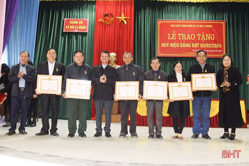 Đức Thọ trao tặng huy hiệu Đảng cho 180 đảng viên