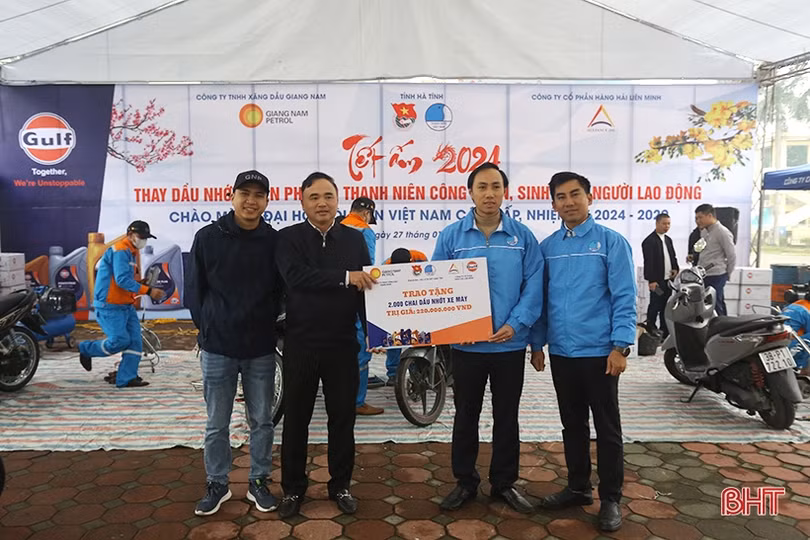 Thay dầu xe máy miễn phí cho 2.000 thanh niên công nhân, người lao động