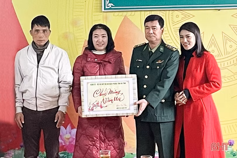 Trao 47 suất quà cho CLB tình thương ở xã biên giới