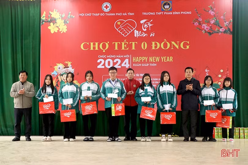 “Chợ tết 0 đồng” hỗ trợ người nghèo, đối tượng yếu thế ở TP Hà Tĩnh