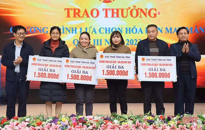 Khách hàng ở Lộc Hà trúng giải nhất “Hóa đơn may mắn” quý IV/2023