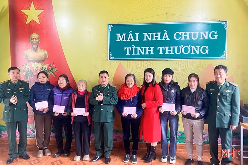 Trao 47 suất quà cho CLB tình thương ở xã biên giới