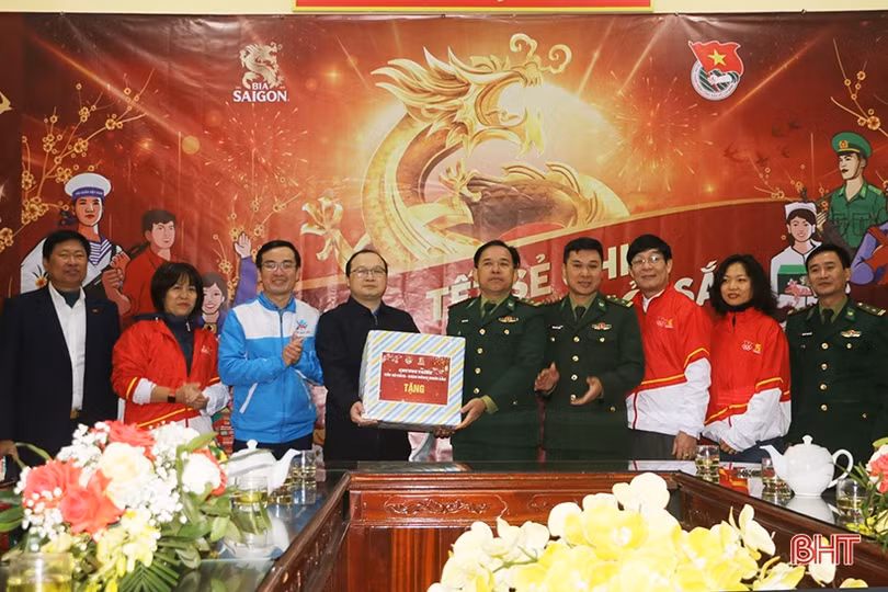 “Tết sẻ chia, năm rồng khởi sắc trao 170 phần quà tại huyện Kỳ Anh