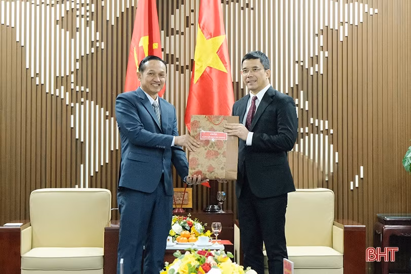 Công an tỉnh Khăm Muồn chúc Tết Công an tỉnh Hà Tĩnh