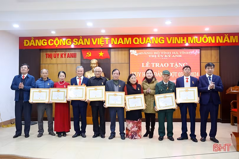 TX Kỳ Anh trao tặng huy hiệu Đảng cho 32 đảng viên