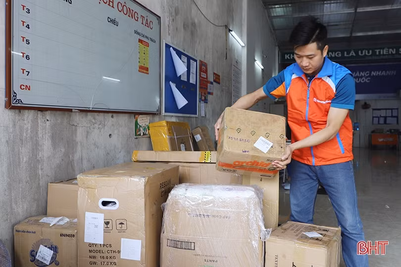 Dịch vụ chuyển phát hàng hóa ở Hà Tĩnh tất bật nhận - trả đơn