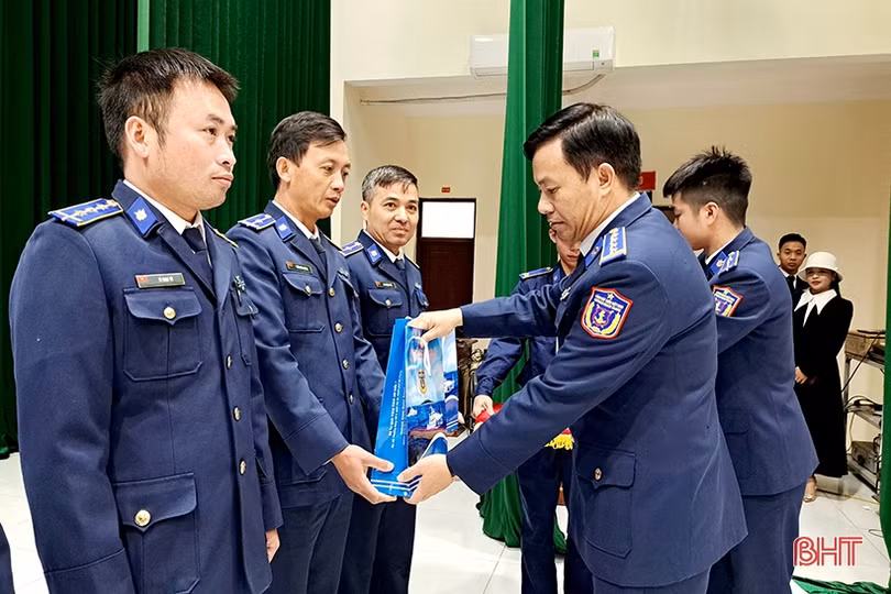 Ấm áp chương trình vui tết quân đội, thắm tình dân quân ở Nghi Xuân