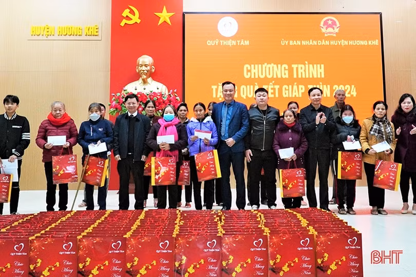 Quỹ Thiện Tâm Vingroup trao quà tết cho các hoàn cảnh khó khăn