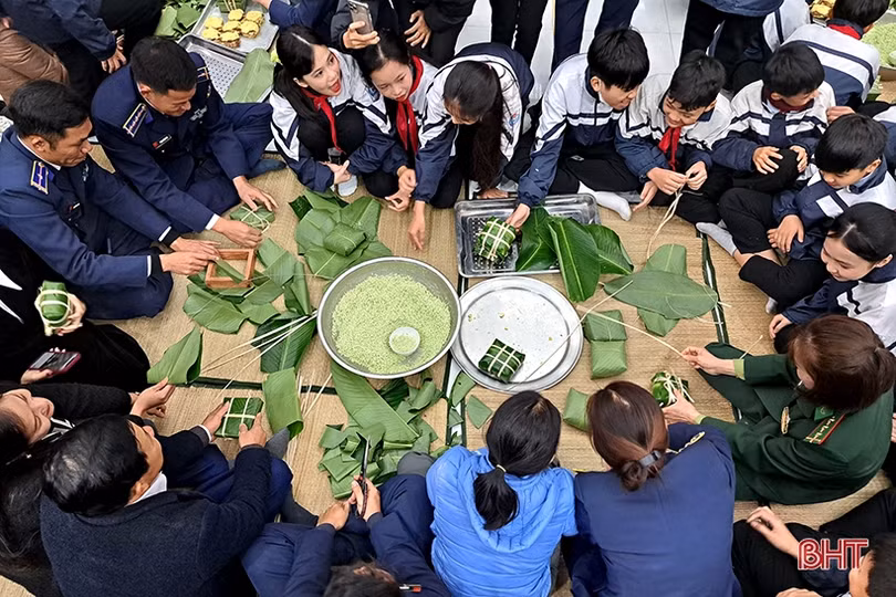 Ấm áp chương trình vui tết quân đội, thắm tình dân quân ở Nghi Xuân
