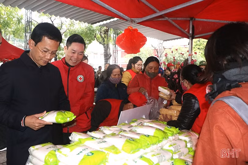 “Chợ tết 0 đồng” hỗ trợ người nghèo, đối tượng yếu thế ở TP Hà Tĩnh
