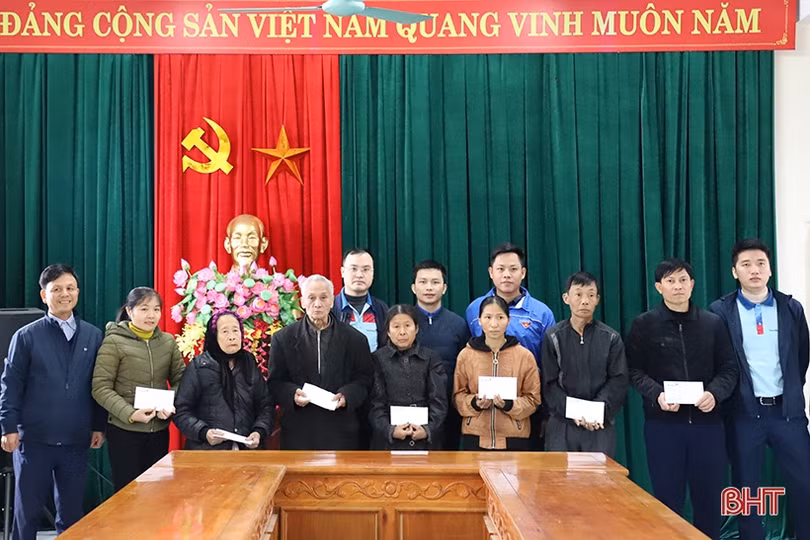 Sở Tài chính và các ngân hàng tặng quà tết cho hoàn cảnh khó khăn