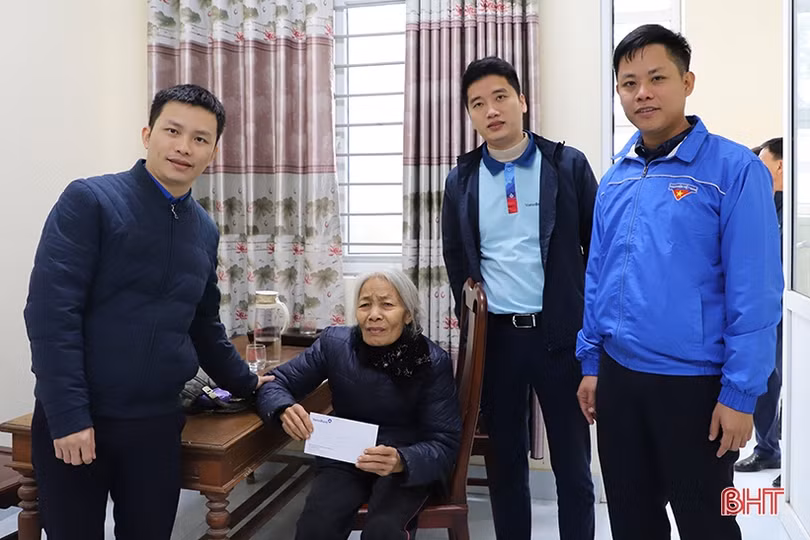 Sở Tài chính và các ngân hàng tặng quà tết cho hoàn cảnh khó khăn